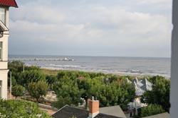 Vom Balkon aus kann man sogar das Meer erblicken